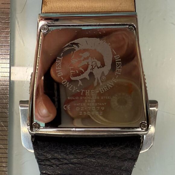 Rare Diesel Watch DZ 7079 for parts or repair has new battery not running EUC - Picture 9 of 11